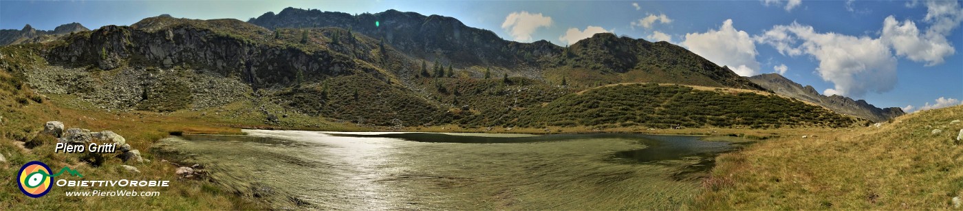 38 Vista panoramica sul Lago 'piccolo' ricoperto per buona parte da erbe acquatiche.jpg